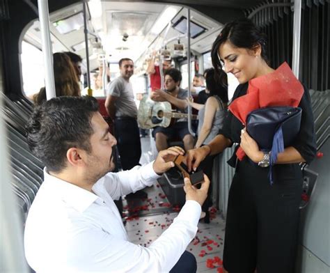 M­e­t­r­o­b­ü­s­t­e­ ­s­ü­r­p­r­i­z­ ­e­v­l­e­n­m­e­ ­t­e­k­l­i­f­i­
